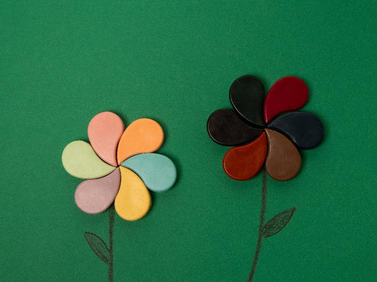 Honeysticks Petals – Natural Beeswax Crayons, 12 Colors (Petal-Shaped Crayons Forming Flowers)