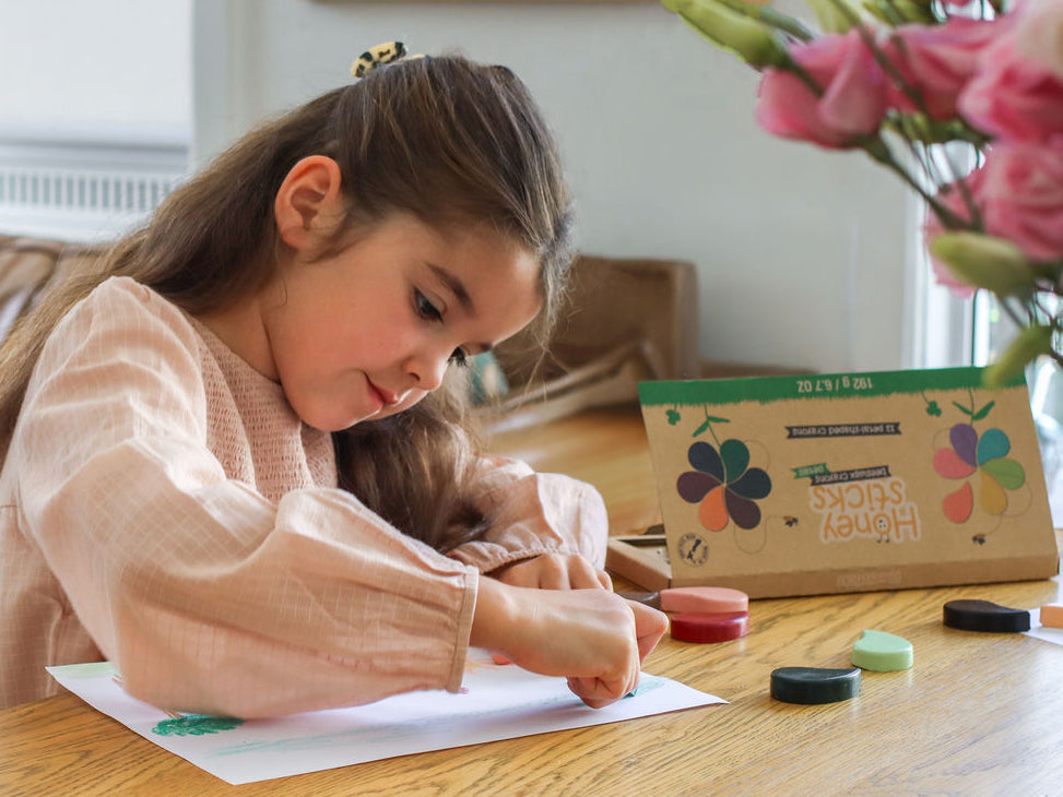 Honeysticks Petals – Natural Beeswax Crayons, 12 Colors (Petal-Shaped Crayons Forming Flowers)