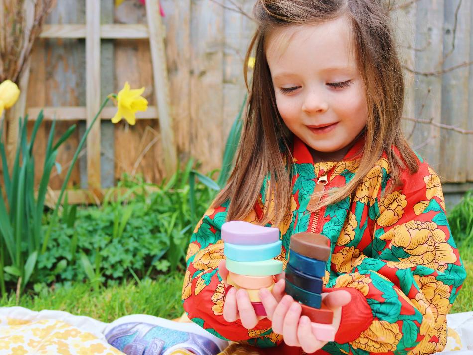 Honeysticks Petals – Natural Beeswax Crayons, 12 Colors (Petal-Shaped Crayons Forming Flowers)