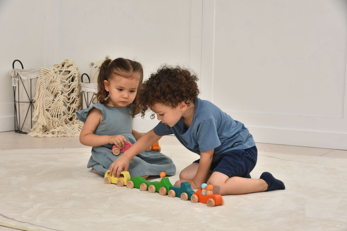 Avenlur Wooden Toy Car Set – 7 Colorful Vehicles with 3 Figures | Montessori Wooden Cars for Toddlers | Travel-Friendly, Safe & Durable Play Set