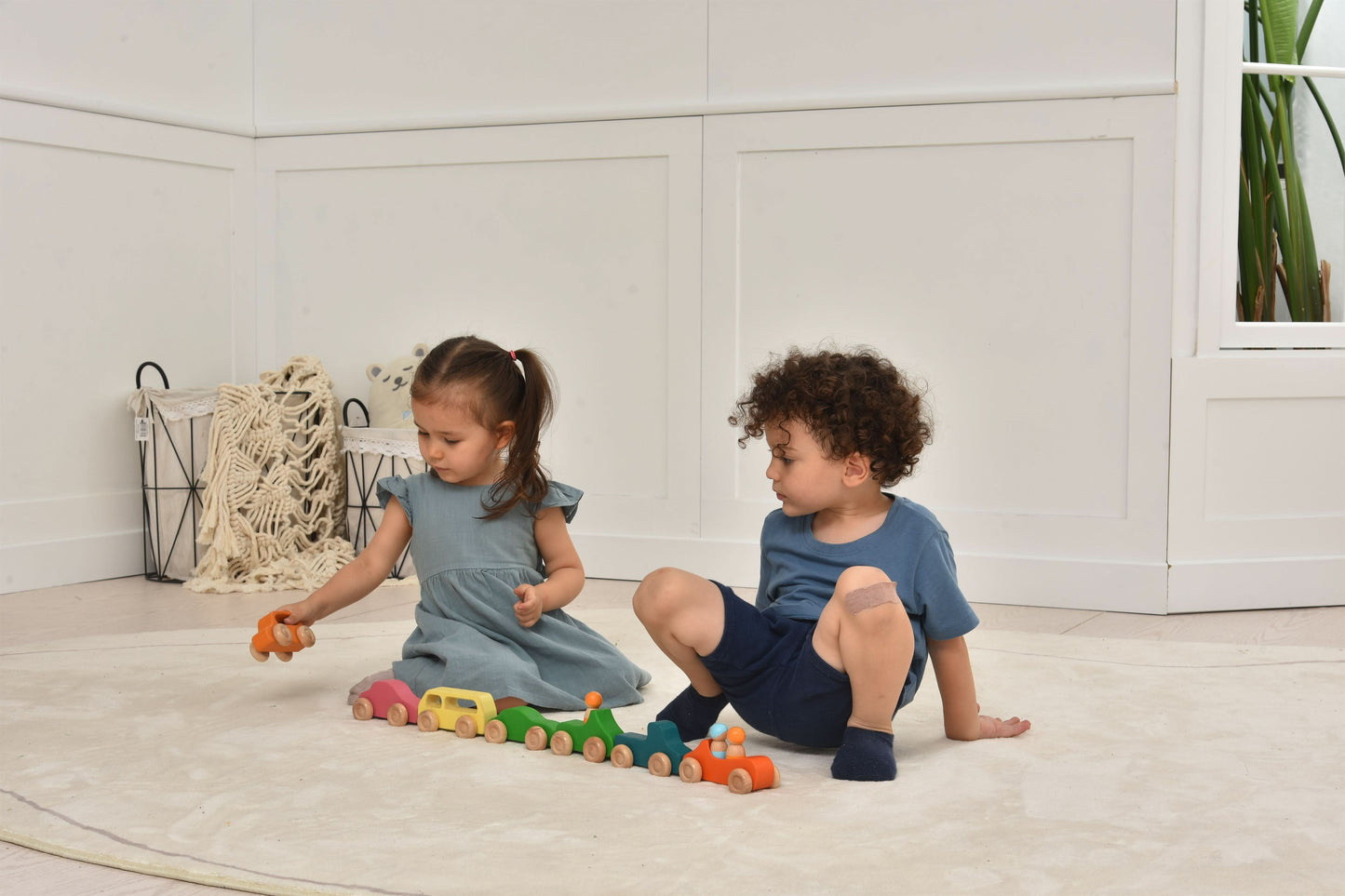 Avenlur Wooden Toy Car Set – 7 Colorful Vehicles with 3 Figures | Montessori Wooden Cars for Toddlers | Travel-Friendly, Safe & Durable Play Set