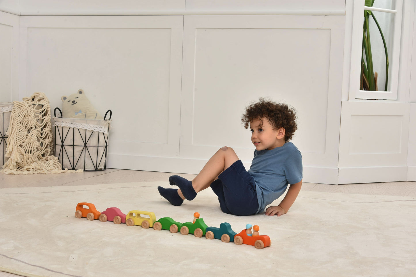 Avenlur Wooden Toy Car Set – 7 Colorful Vehicles with 3 Figures | Montessori Wooden Cars for Toddlers | Travel-Friendly, Safe & Durable Play Set