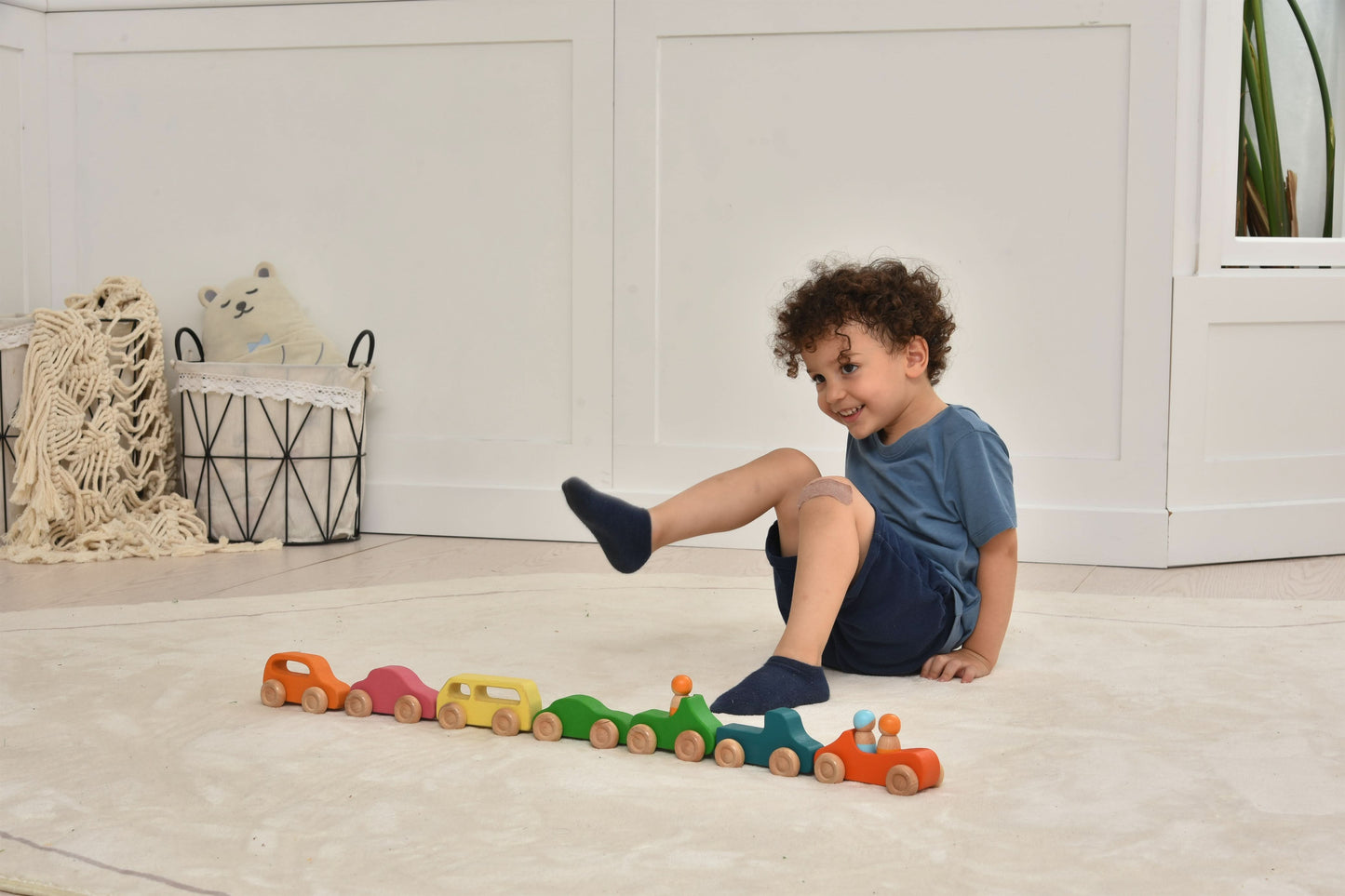 Avenlur Wooden Toy Car Set – 7 Colorful Vehicles with 3 Figures | Montessori Wooden Cars for Toddlers | Travel-Friendly, Safe & Durable Play Set