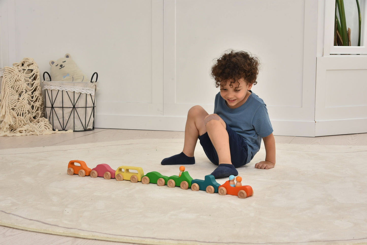 Avenlur Wooden Toy Car Set – 7 Colorful Vehicles with 3 Figures | Montessori Wooden Cars for Toddlers | Travel-Friendly, Safe & Durable Play Set