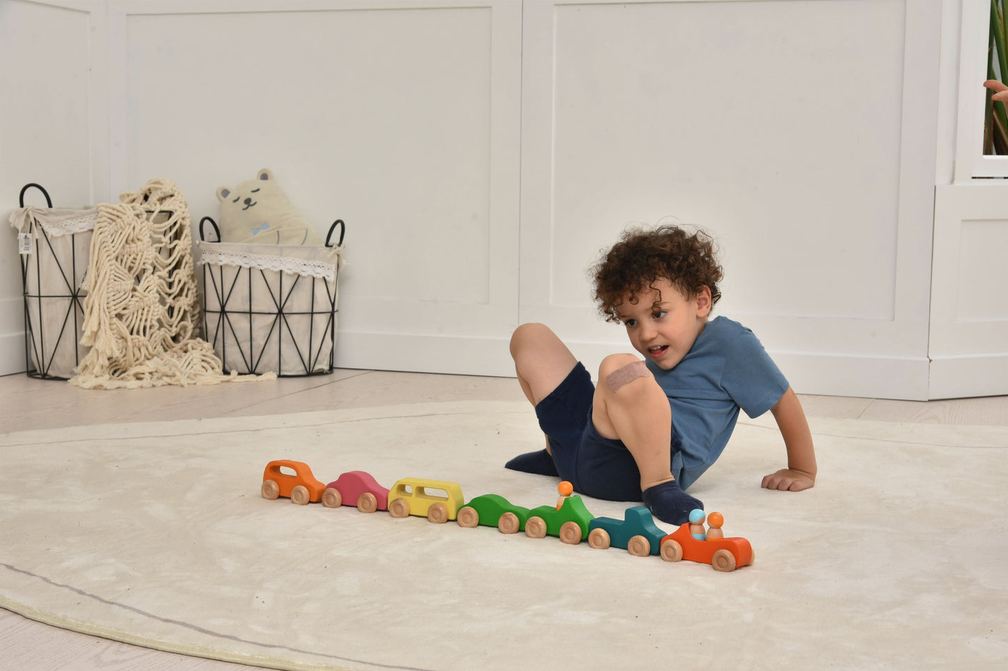 Avenlur Wooden Toy Car Set – 7 Colorful Vehicles with 3 Figures | Montessori Wooden Cars for Toddlers | Travel-Friendly, Safe & Durable Play Set