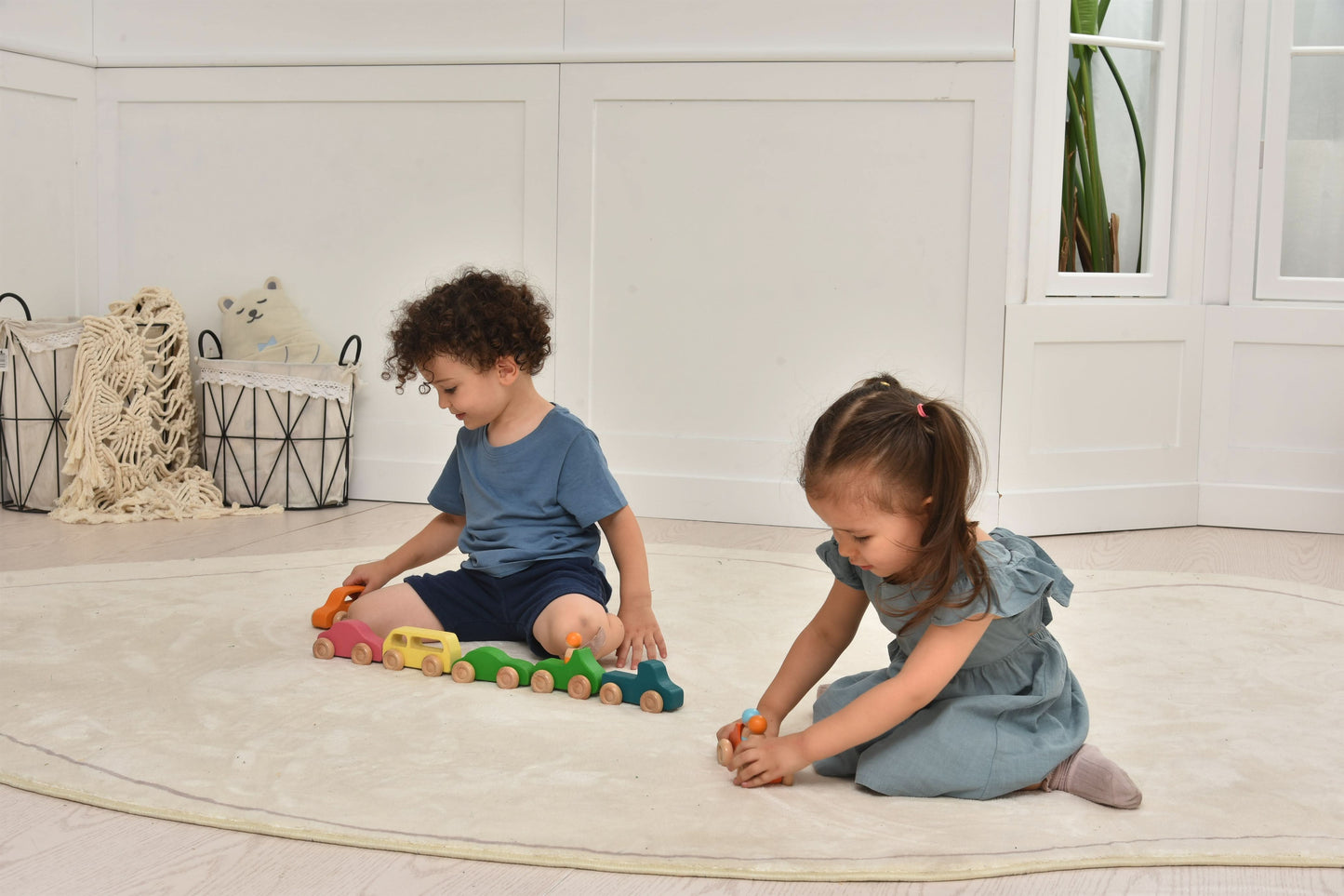 Avenlur Wooden Toy Car Set – 7 Colorful Vehicles with 3 Figures | Montessori Wooden Cars for Toddlers | Travel-Friendly, Safe & Durable Play Set