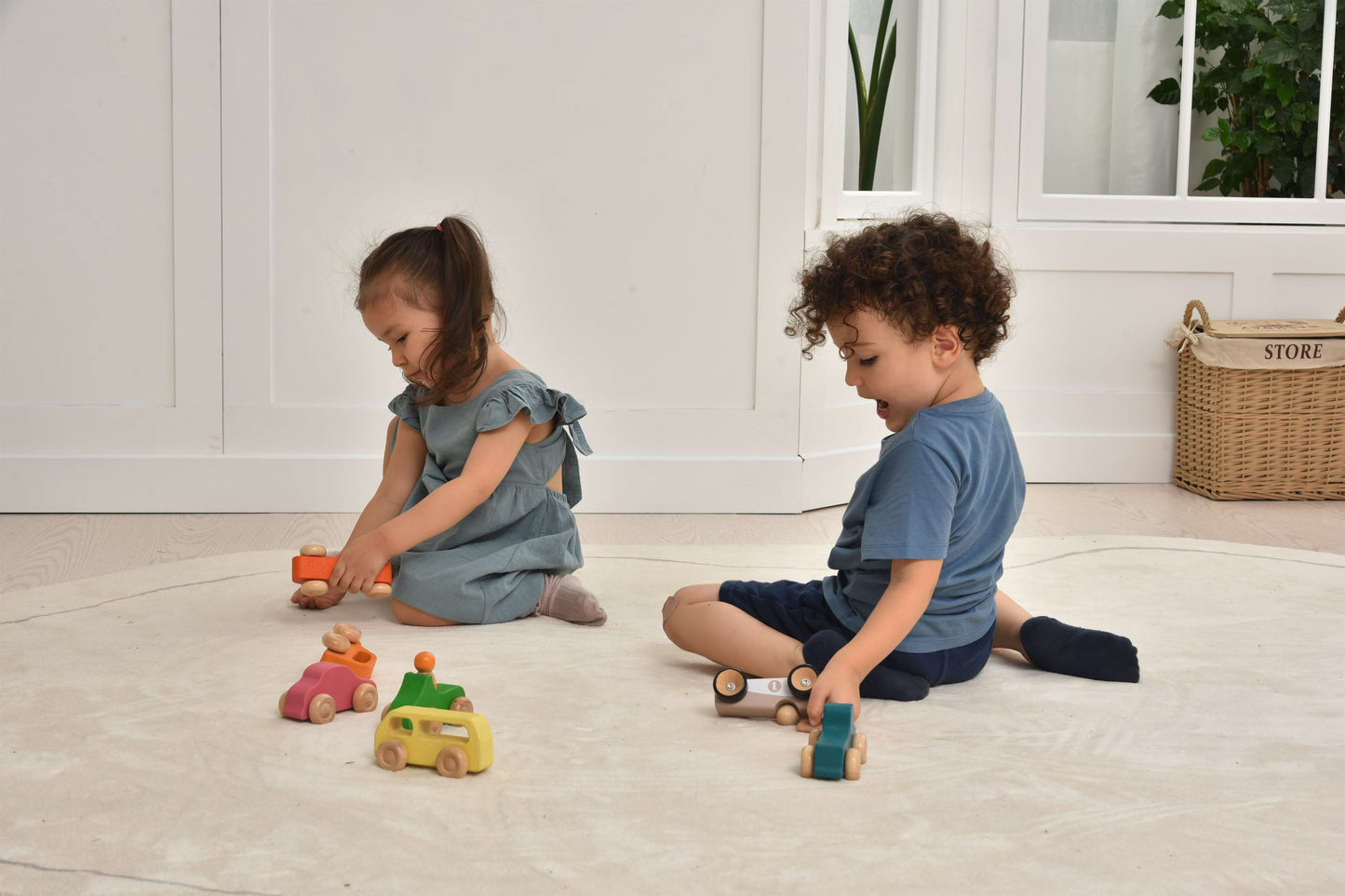 Avenlur Wooden Toy Car Set – 7 Colorful Vehicles with 3 Figures | Montessori Wooden Cars for Toddlers | Travel-Friendly, Safe & Durable Play Set