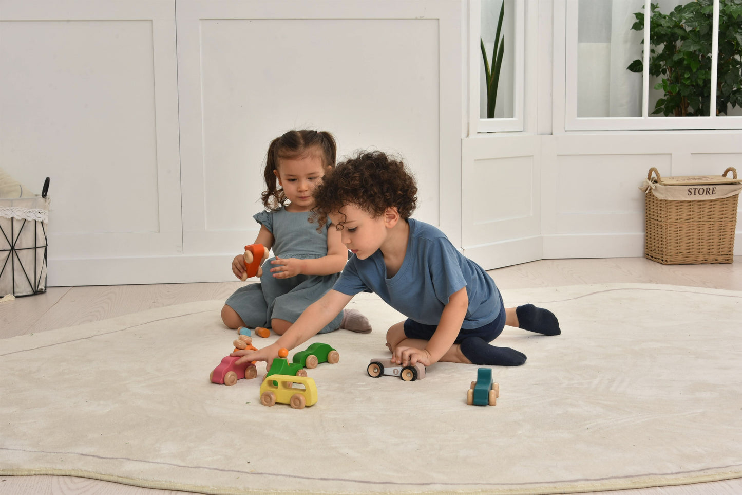 Avenlur Wooden Toy Car Set – 7 Colorful Vehicles with 3 Figures | Montessori Wooden Cars for Toddlers | Travel-Friendly, Safe & Durable Play Set