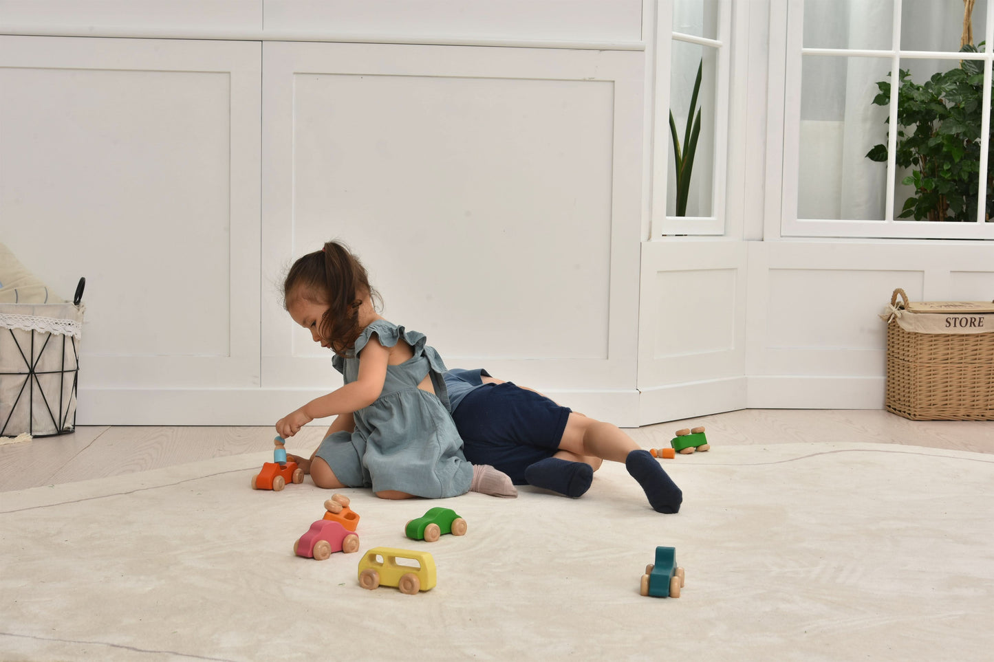 Avenlur Wooden Toy Car Set – 7 Colorful Vehicles with 3 Figures | Montessori Wooden Cars for Toddlers | Travel-Friendly, Safe & Durable Play Set